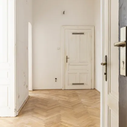 Hippe Starterwohnung mit Altbauflair in bester Lage - Bild 3