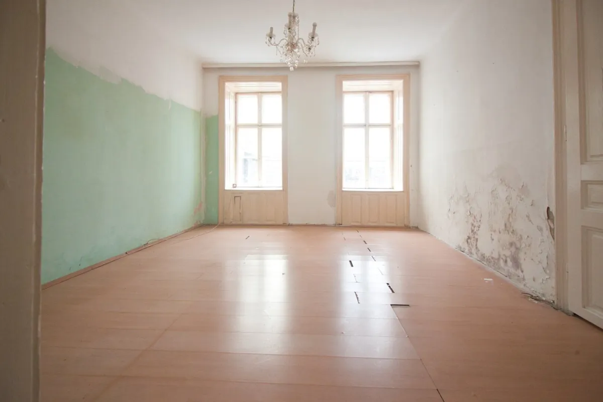 Sanierungsbedürftig | 2 Zimmer Altbau-Wohnung | ruhige Innenhoflage | zentral begehbar - Bild 1
