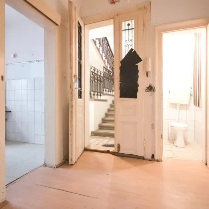 Sanierungsbedürftig | 2 Zimmer Altbau-Wohnung | ruhige Innenhoflage | zentral begehbar - Bild 2