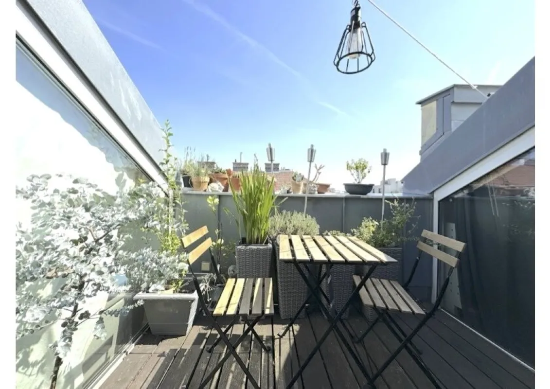 EXTRAVAGANTE DACHGESCHOSSWOHNUNG MIT KLEINER TERRASSE - AB SOFORT - Bild 1
