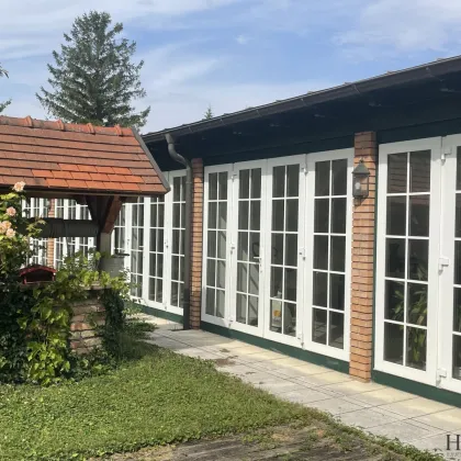 Traumhaftes Herrenhaus in Sooß: Modern, geräumig und mit traumhaftem rund 6000m² Garten! - Bild 3