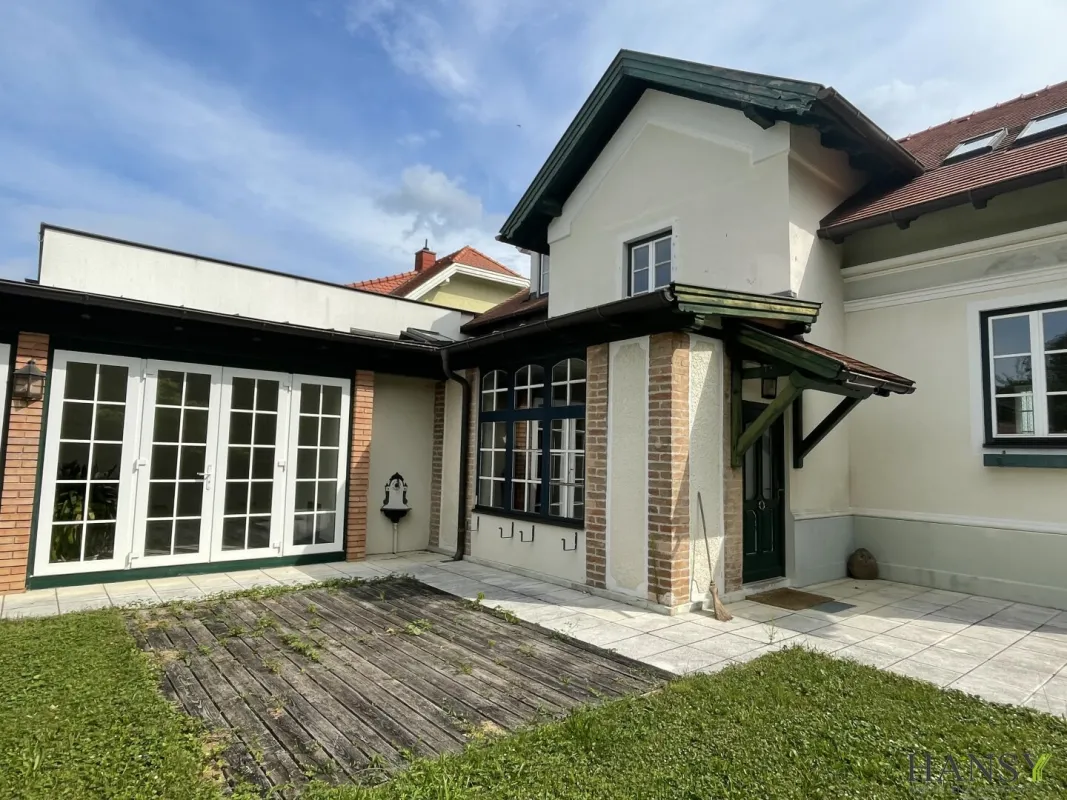 Traumhaftes Herrenhaus in Sooß: Modern, geräumig und mit traumhaftem rund 6000m² Garten! - Bild 1