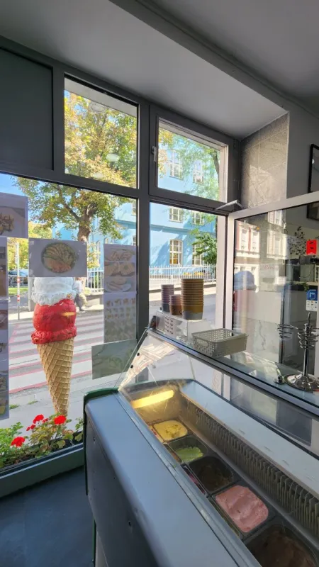 Gutgehendes Cafe und Eissalon - Bild 1