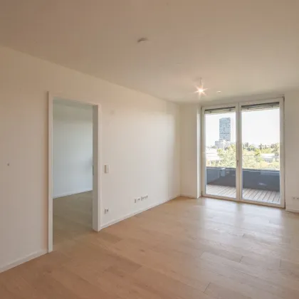 ERSTBEZUG: Traumhafte 2-Zimmer Wohnung mit großem Balkon und Fernblick | GRÜNBLICK | - Bild 2