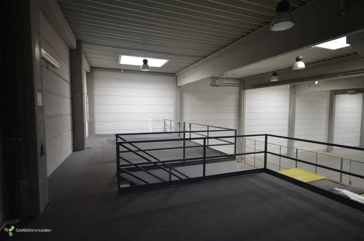 Halle für Veranstaltungen oder Lager, 2 Gewerbeobjekte nebeneinander mit große Parkplatz, entweder zusammen oder einzeln zu vermieten - Bild 1