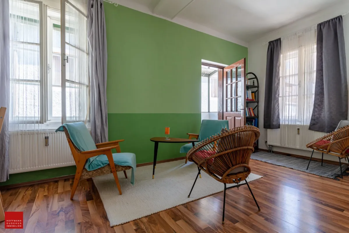 PRAXIS MIT WINTERGARTEN IM INNENHOF - Bild 1