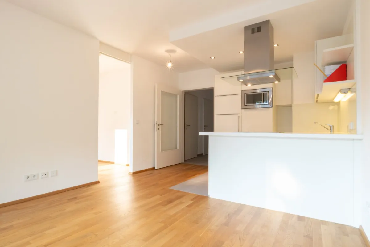 ZUM VERKAUFEN! Attraktive Kapitalanlage: Vermietete charmante Kleinwohnung mit großzügigem Balkon und Tiefgaragenstellplatz! Nähe U6 Spitz! - Bild 1