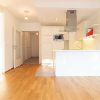ZUM VERKAUFEN! Attraktive Kapitalanlage: Vermietete charmante Kleinwohnung mit großzügigem Balkon und Tiefgaragenstellplatz! Nähe U6 Spitz! - Bild 2