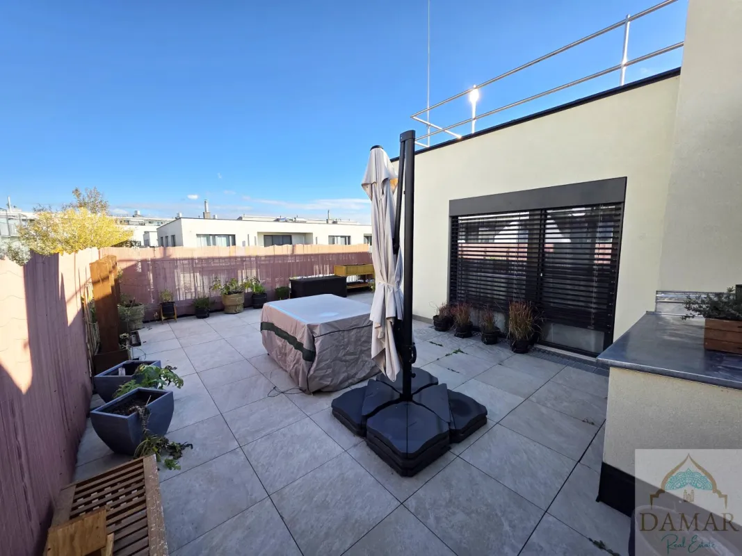 Traumhafte 4-Zimmer-Dachgeschoßwohnung mit großer 65m² Terrasse und Garagenplatz in 1220 Wien – Jetzt zugreifen! - Bild 1