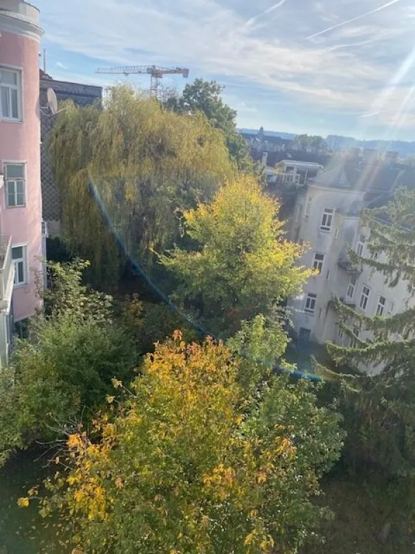 NÄHE ALLIANZ-STADION: Schöne 2-Zimmer-DG-Wohnung, Grünblick, ca. 78qm, WG-geeeignet, unbefristet. - Bild 1
