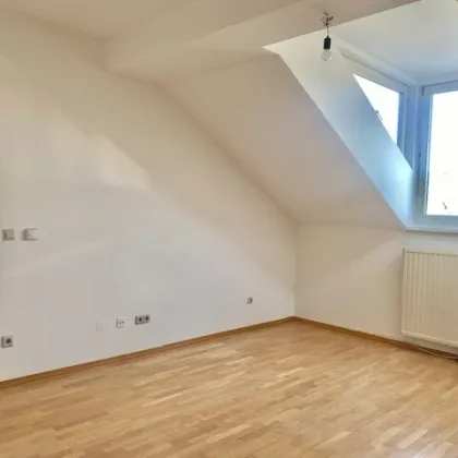 NÄHE ALLIANZ-STADION: Schöne 2-Zimmer-DG-Wohnung, Grünblick, ca. 78qm, WG-geeeignet, unbefristet. - Bild 2