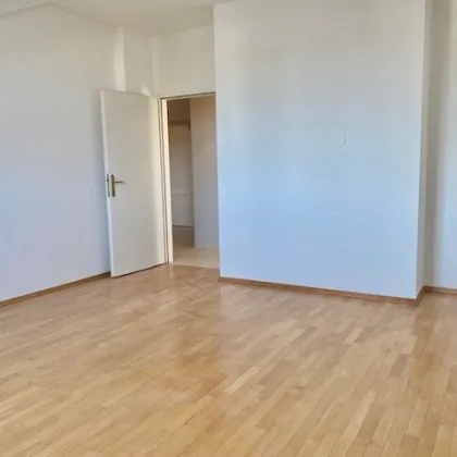 NÄHE ALLIANZ-STADION: Schöne 2-Zimmer-DG-Wohnung, Grünblick, ca. 78qm, WG-geeeignet, unbefristet. - Bild 3