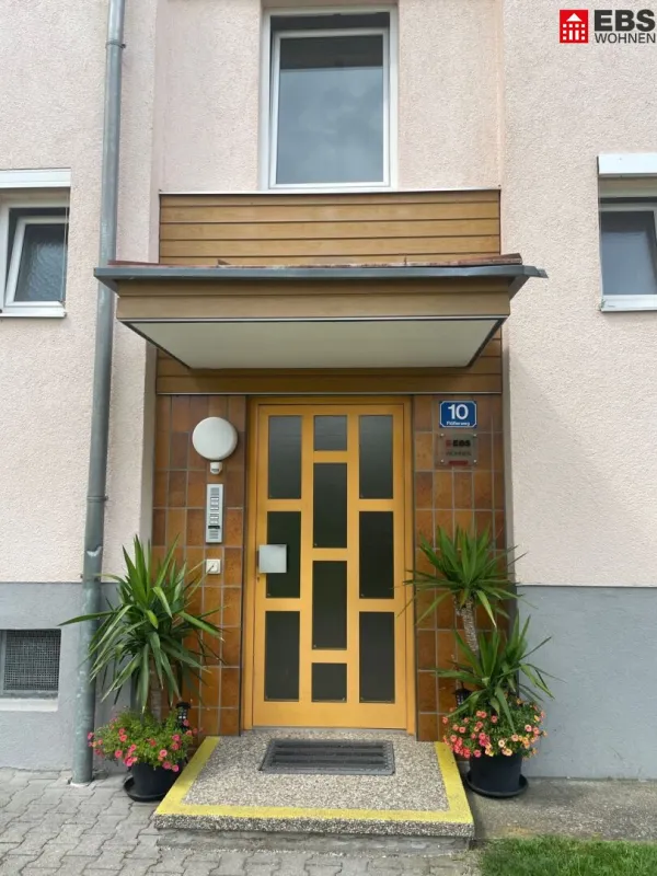 Attraktive 2-Zimmer-Dachgeschosswohnung mit Loggia und separater Küche in Attnang-Puchheim! Eigener Garage und Keller vorhanden! Ab 01.12.2025 frei! - Bild 1