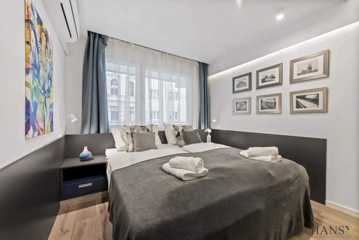 Vollmöblierte 3-Zimmer-Wohnung mit Loggia & zwei getrennt begehbaren Schlafzimmern! (WG-tauglich) 5 Gehminuten zur Mariahilfer-Straße - Bild 1