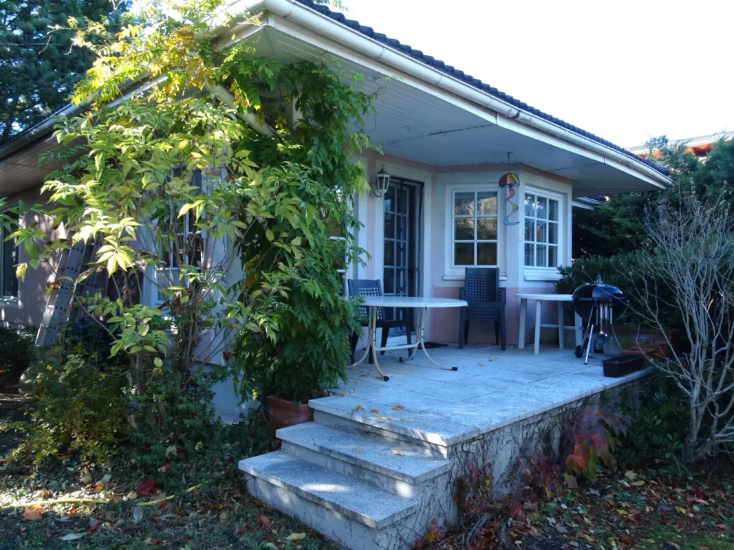 BUNGALOW INMITTEN DER VEGETATION IN RUHELAGE - Bild 1
