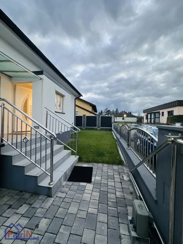 Traumhaus in Sollenau: Gepflegtes 140m² Heim mit Garten, Garage! - Bild 1