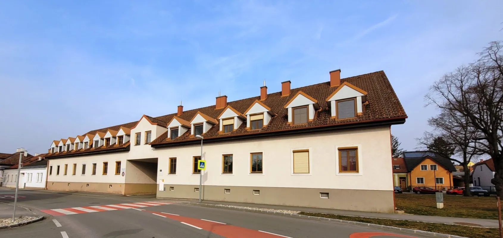 Neu renovierte Mietwohnung + Kfz Parkplatz + Kellerraum - Bild 1