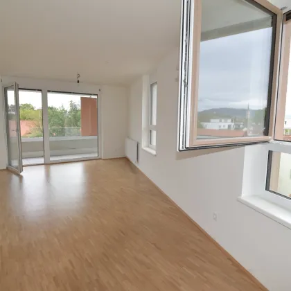 Herrliche Drei-Zimmer-Wohnung mit riesigen FREIFLÄCHEN und Garagenplatz! Schlossbergblick! - Bild 2