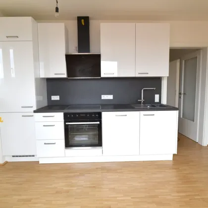 Herrliche Drei-Zimmer-Wohnung mit riesigen FREIFLÄCHEN und Garagenplatz! Schlossbergblick! - Bild 3