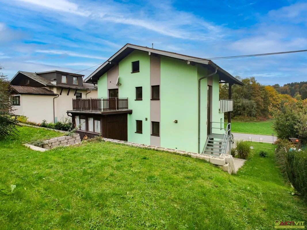 Charmantes Wohnhaus mit zwei Wohneinheiten, Balkon, Wintergarten und Garage in Vöcklamarkt. - Bild 1