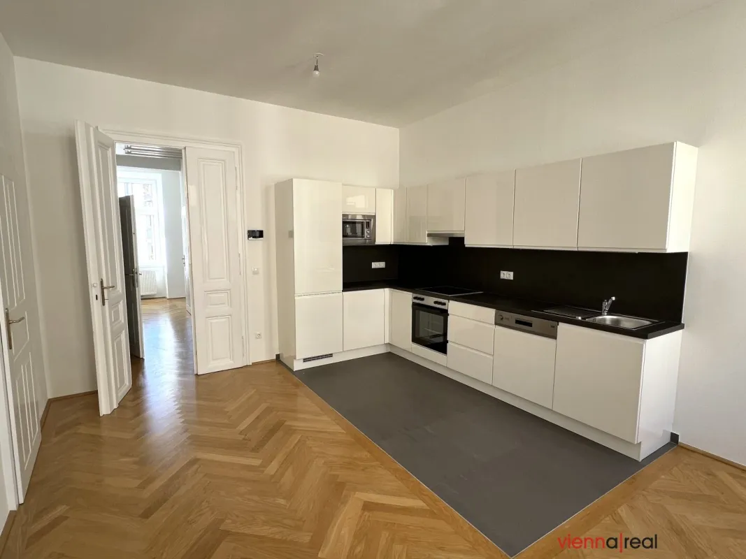 UNBEFRISTET - Ruhige und helle 3-Zimmer Altbauwohnung mit Wohnküche und Abstellraum in begehrter Lage - Bild 1