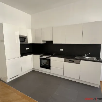 UNBEFRISTET - Ruhige und helle 3-Zimmer Altbauwohnung mit Wohnküche und Abstellraum in begehrter Lage - Bild 2