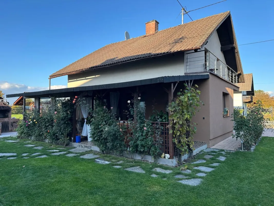 Modernisiertes Einfamilienhaus mit Pool und Garten in Altheim - Bild 1