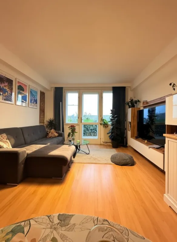 Gut geschnittene 2-Zimmer-Wohnung mit kleinem Balkon - U-Bahn Nähe - Bild 1