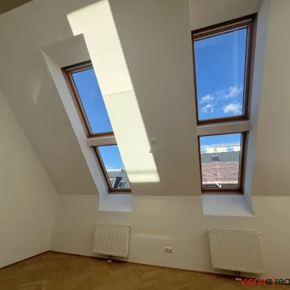 UNBEFRISTET - Lichtdurchflutete Maisonette Wohnung mit Galerie und 49 m2 Dachterrasse - Hoflage - Bild 2
