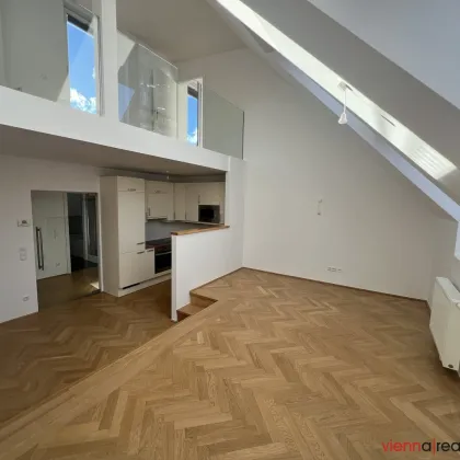 UNBEFRISTET - Lichtdurchflutete Maisonette Wohnung mit Galerie und 49 m2 Dachterrasse - Hoflage - Bild 3
