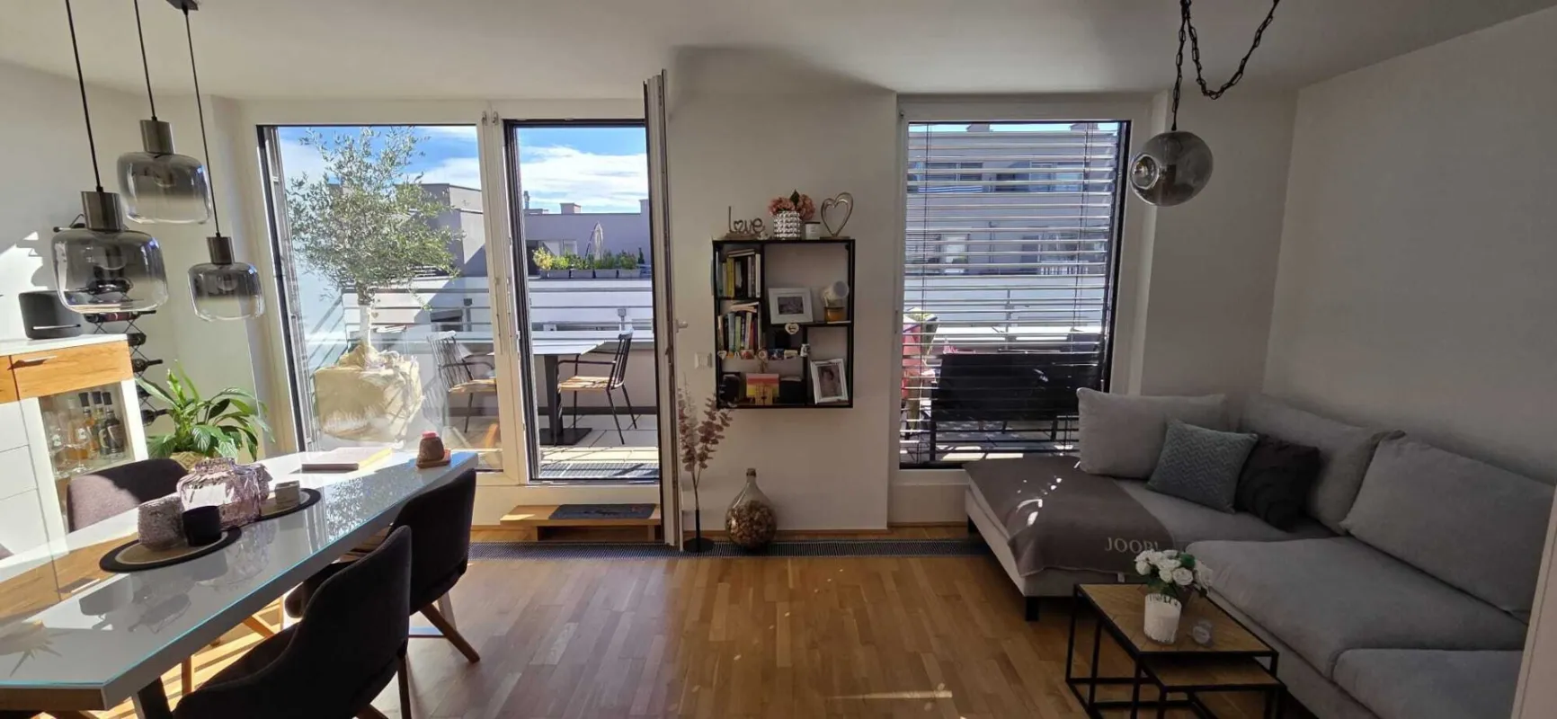 Komplett möblierte DG-Maisonette ohne Schrägen mit 3 Terrassen - Bild 1