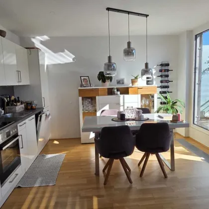 Komplett möblierte DG-Maisonette ohne Schrägen mit 3 Terrassen - Bild 2