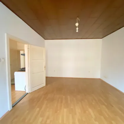 3 Zimmer-Wohnung ZUM SANIEREN, HELL und RUHIG! - Bild 3