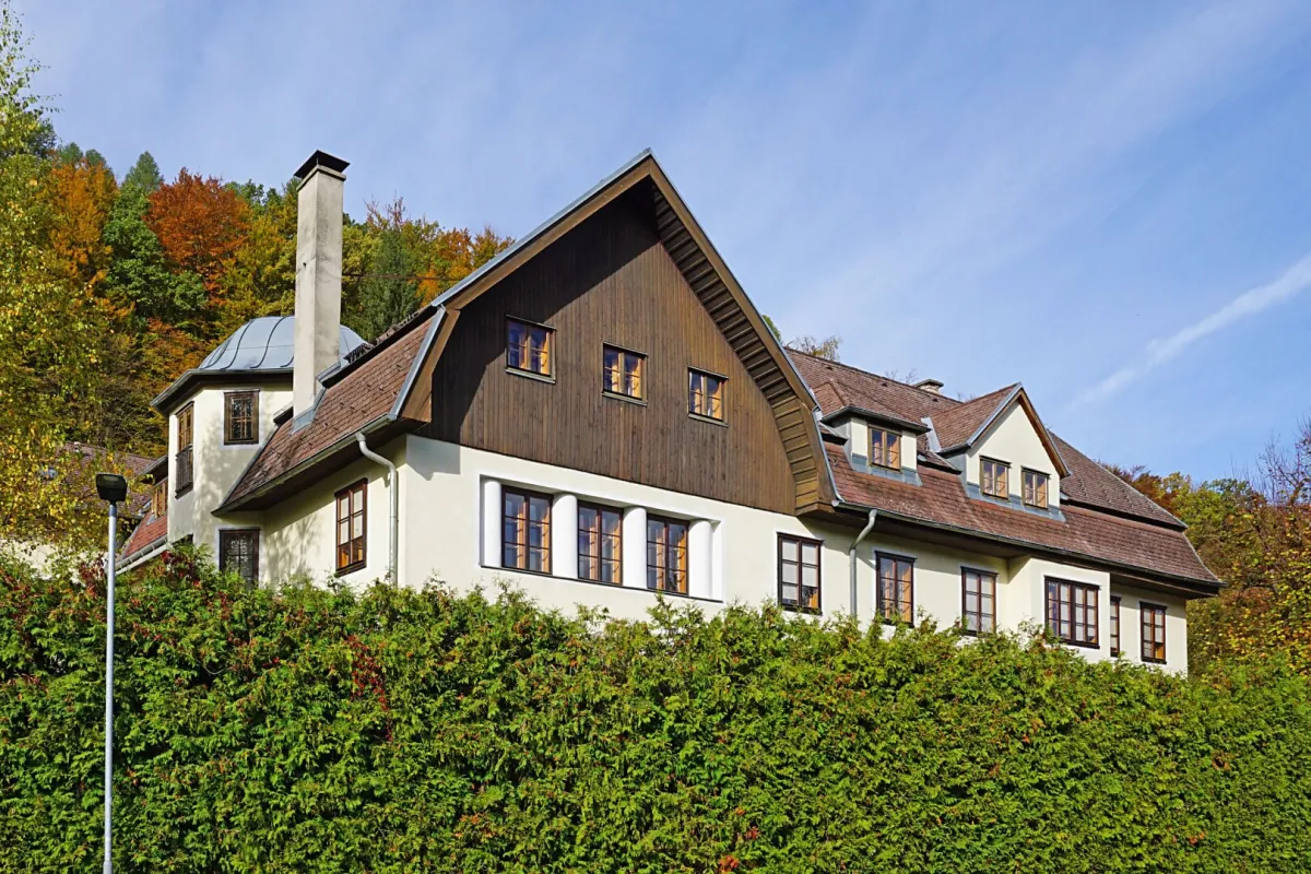 Großzügige 6-Zimmer-Wohnung im charmanten „Adlerhof“ - inkl. Eigengarten und Stellplatz - Bild 1