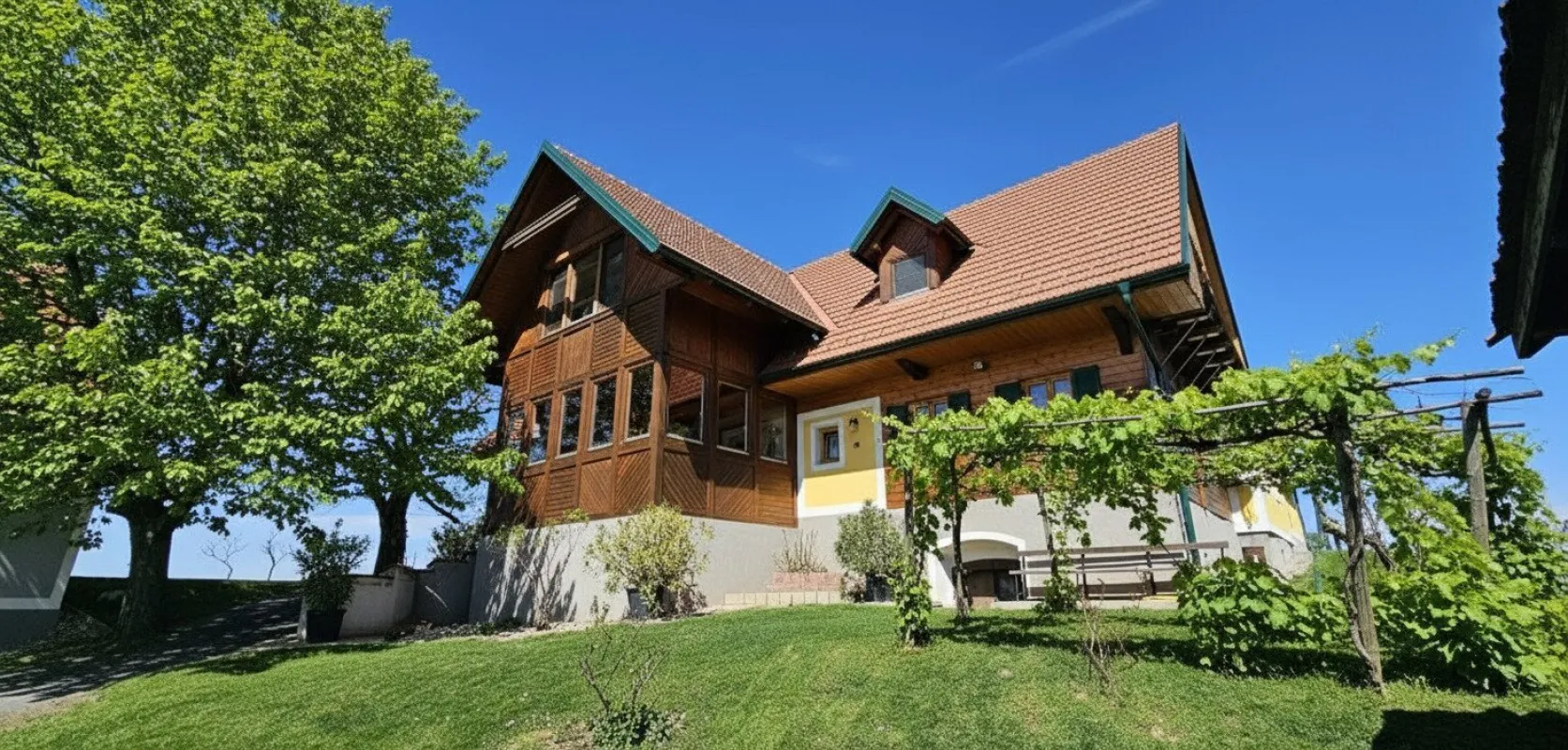 SÜDSTEIERMARK: atemberaubender Rundumblick, malerische Alleinlage, Wohnen, Weinbau, Wald, Teich Beschreibung - Bild 1