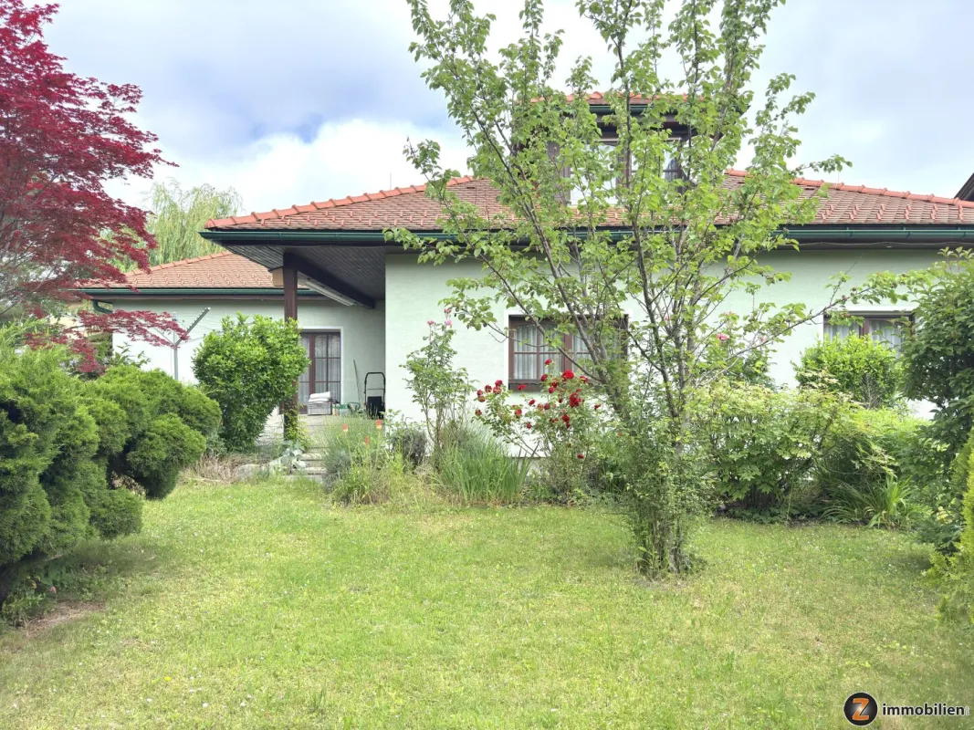 Einfamilienhaus mit Garage, schönem Garten und Teich in ruhiger Wohnlage - Bild 1