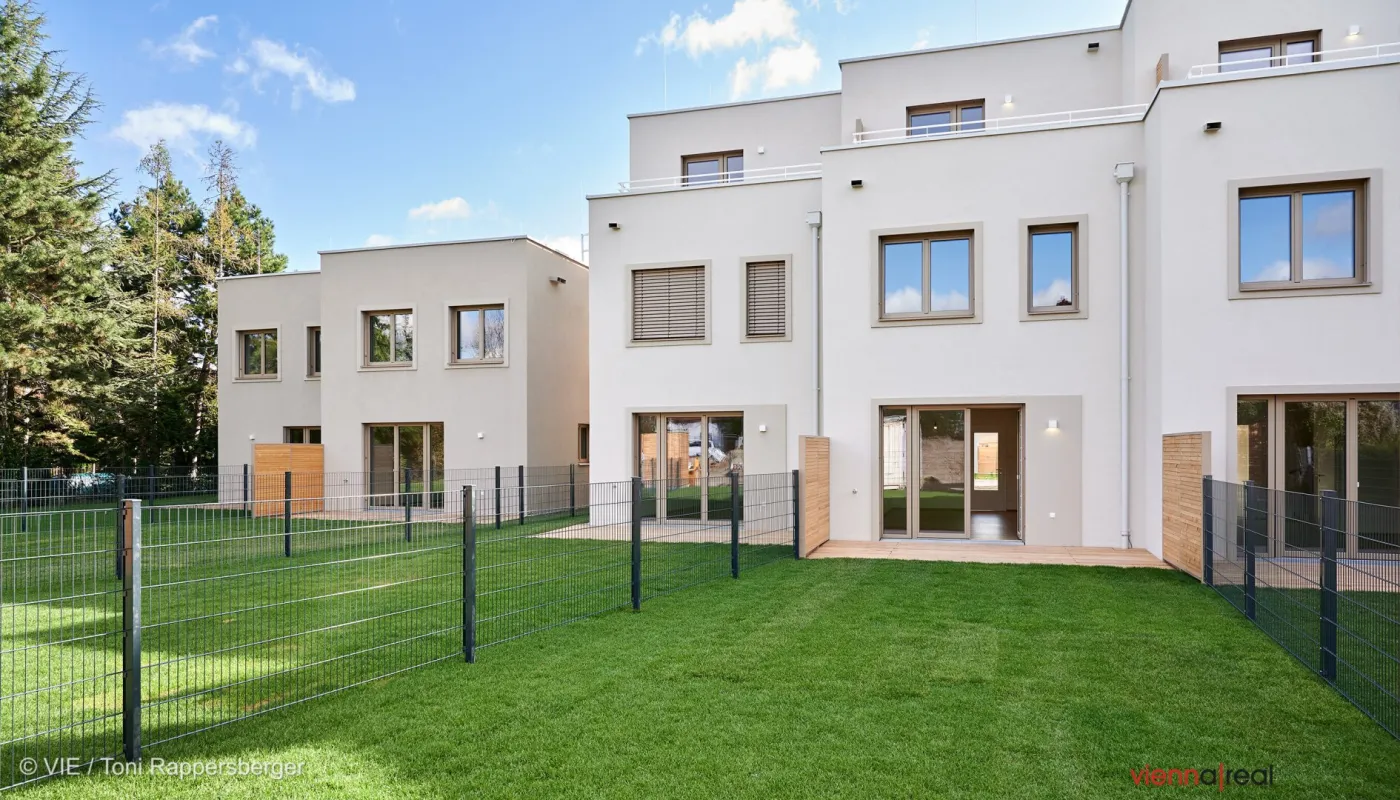 STADT KÜSST LAND - Neu errichtete Reihenhäuser - 4-5 Zimmer, Eigengarten, Terrasse, Photovoltaik, Wärmepumpe und KFZ-Stellplatz am ländlichen Stadtrand - Bild 1