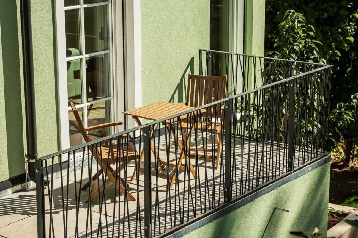 1180 WIEN/Pötzleinsdorfer Schlosspark: Exklusive, möblierte 2-Zi-Terrassen-Wohnung /  Exclusive, fully furnished 2-room terrace apartment - Bild 1