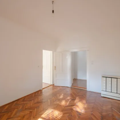 ++Fasangarten++ Entwicklungspotenzial: Altbautraum zum Selbstgestalten – 2-Zimmer-Wohnung (sanierungsbedürftig) - Bild 2