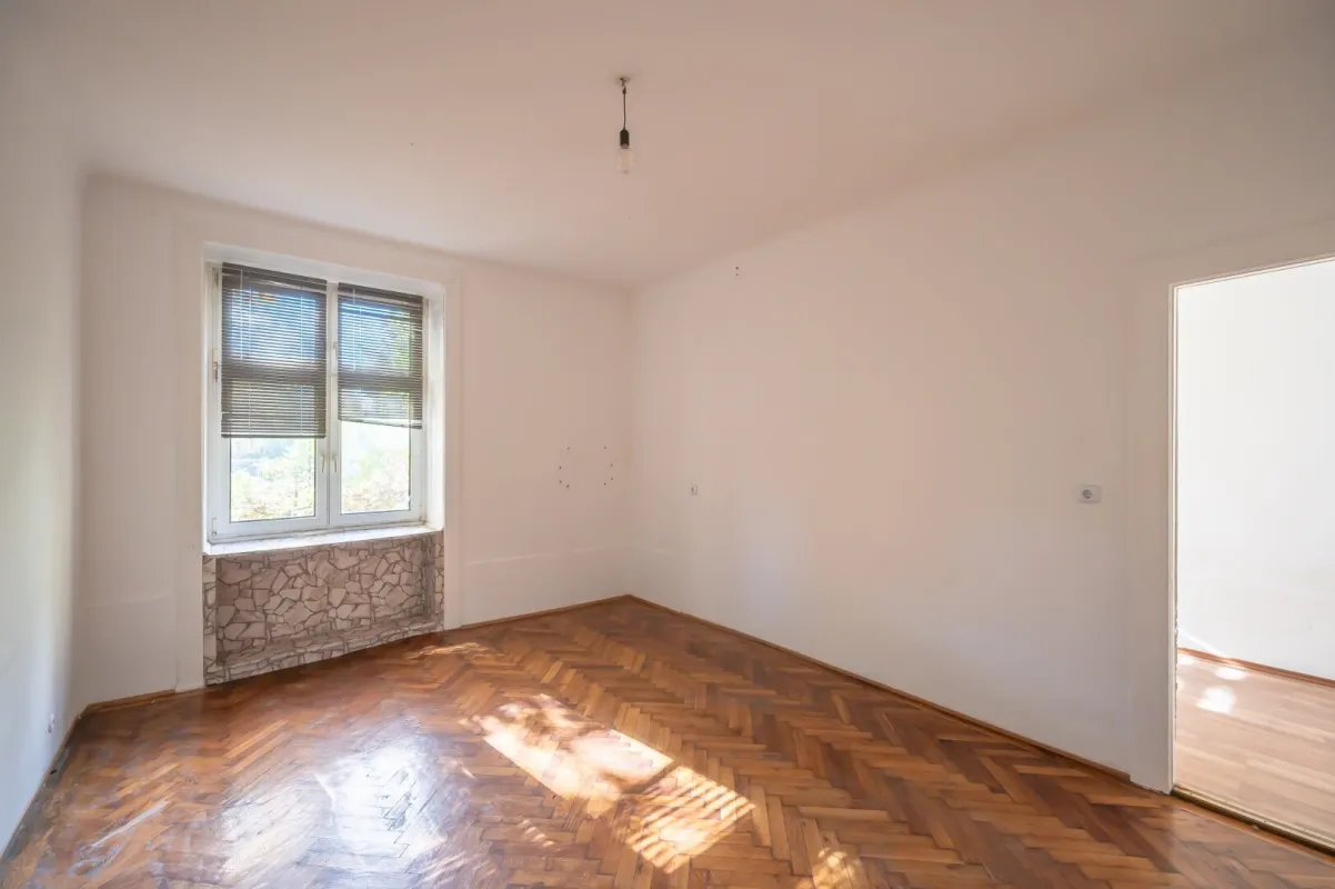 ++Fasangarten++ Entwicklungspotenzial: Altbautraum zum Selbstgestalten – 2-Zimmer-Wohnung (sanierungsbedürftig) - Bild 1