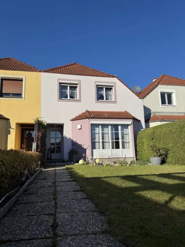 Viel Platz zum Leben und Arbeiten â charmantes Reihenhaus mit PraxisrĂ€umen - Bild 1