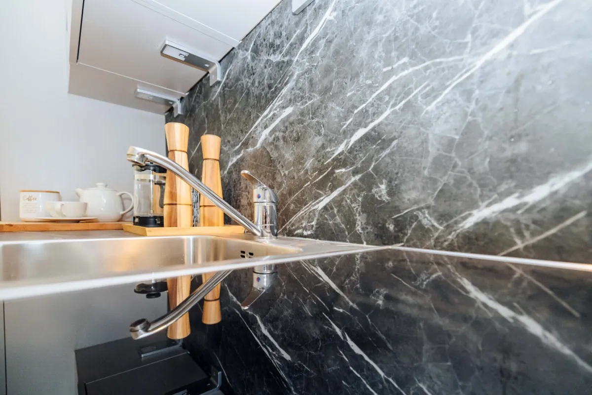 1 MONAT MIETFREI I AB SOFORT I XL-TERRASSE I TOP-KÜCHE I SEHR HELL & RUHIG I BADEWANNE I WG TAUGLICH I MODERN SANIERT I LICHTDURCHFLUTET I SEHR ZENTRALE LAGE AM STADTPARK I - Bild 1