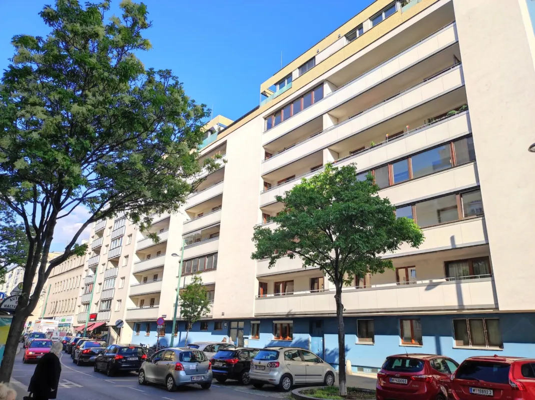 BLICK INS GRÜNE - 2 Zimmer mit Loggia direkt bei der U6 - Bild 1