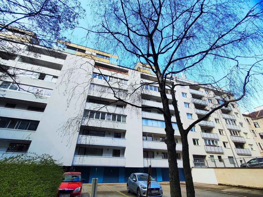 BLICK INS GRÜNE - 2 Zimmer mit Loggia direkt bei der U6 - Bild 1