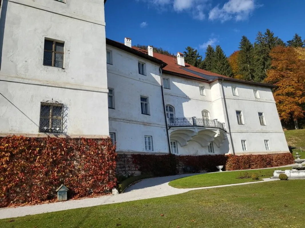 Renaissance-Schloss auf 15 ha Grund – seltene Gelegenheit für touristische Nutzung oder Family Office - Bild 1