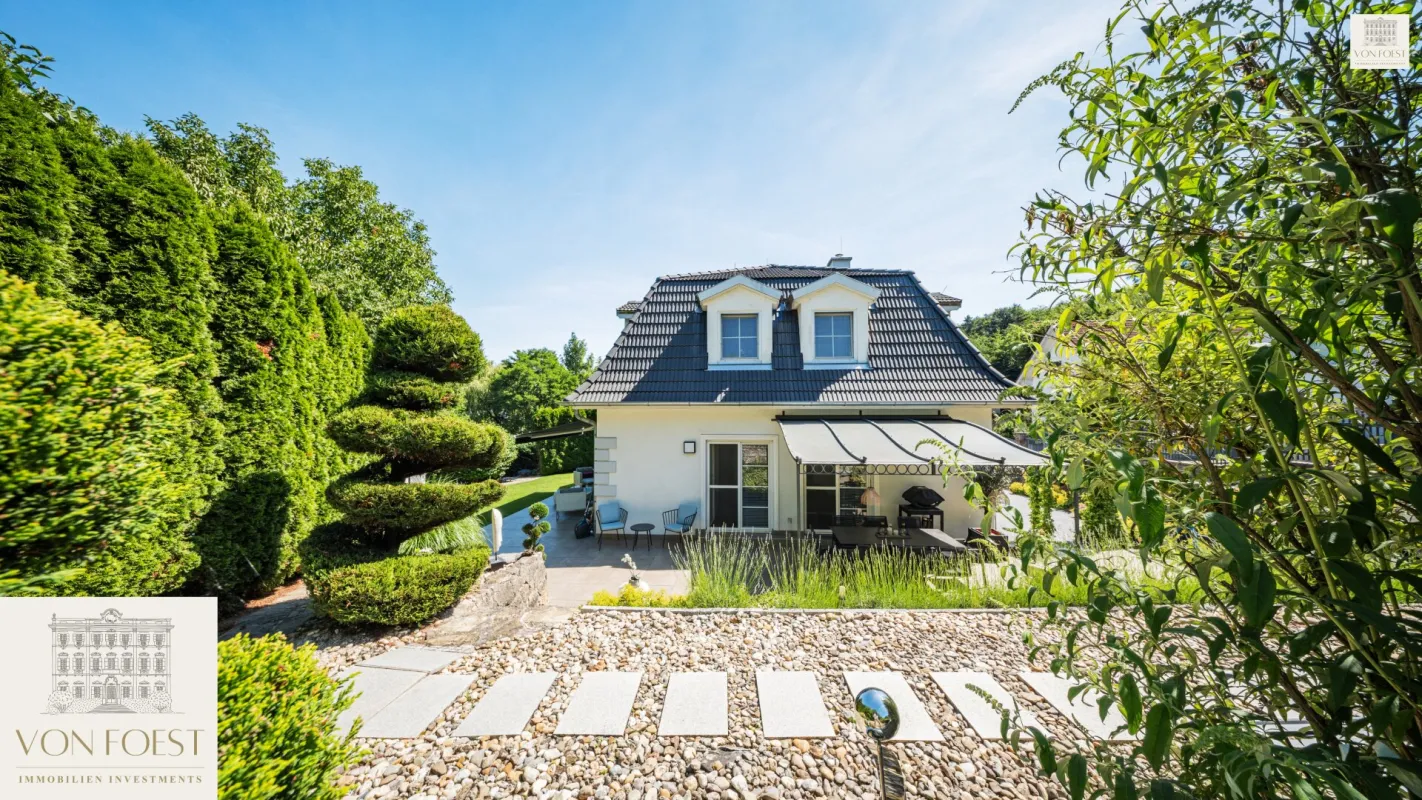 Wunderschöne Landhausstil-Villa eingebettet in einem idyllischen Gartenparadies mit Schwimmteich und Whirlpool - Bild 1