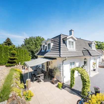 Wunderschöne Landhausstil-Villa eingebettet in einem idyllischen Gartenparadies mit Schwimmteich und Whirlpool - Bild 2
