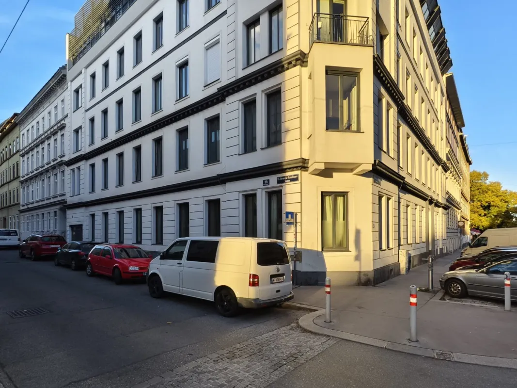 Großzügige Einzelgarage mit elektrischem Garagentor nächst U3-Station Schweglerstraße - Bild 1