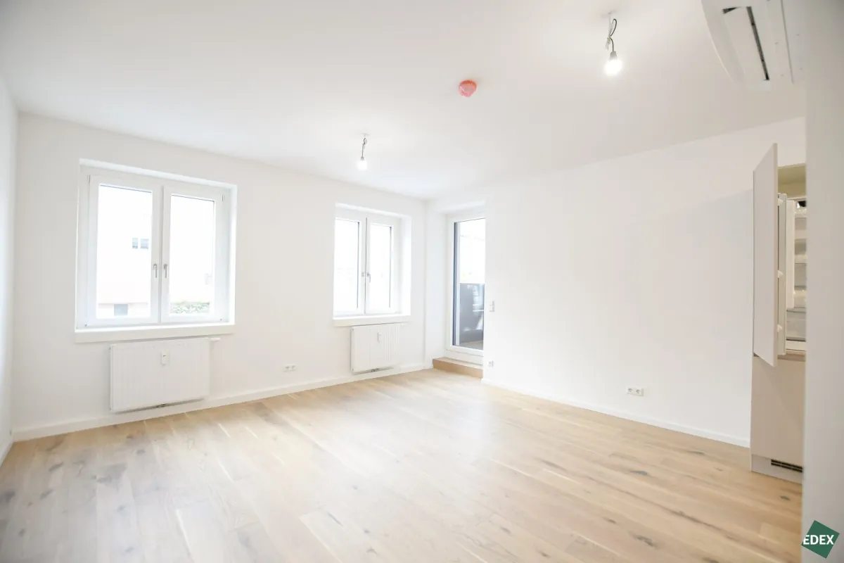 Erstbezug nach Sanierung: Schöne 2 Zimmer-Wohnung mit Loggia und Top-Anbindung - Bild 1