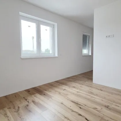 Doppelhaushälfte mit 2 Garagen - Bild 2